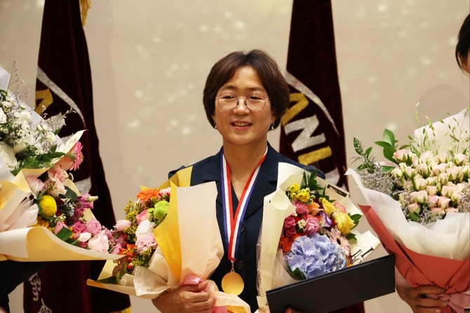 유경숙 강진군의원이 최근 열린 지역신문의 날 행사에서 기초의원 부문 의정대상을 수상했다. ⓒ 유경숙