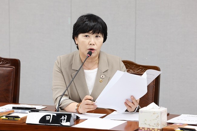 전남광주통합특별시의회 미래산업위원회 오미섭 의원이 14일 열린 광주특별시 인공지능산업국 업무보고에서 질의를 하고 있다. Ⓒ 전남광주특별시의회