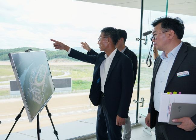 오는 9월 개장을 앞둔 영천경마공원을 찾아 시설 조성 현황과 준비 과정을 점검하고 있는 김병삼 시장. ⓒ 영천시