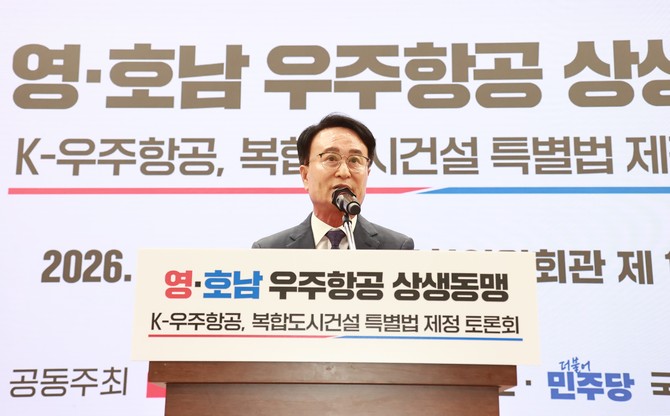 박동식 사천시장이 우주항공복합도시 건설 특별법 제정을 위한 당위성을 설명하고 있다. ⓒ 사천시