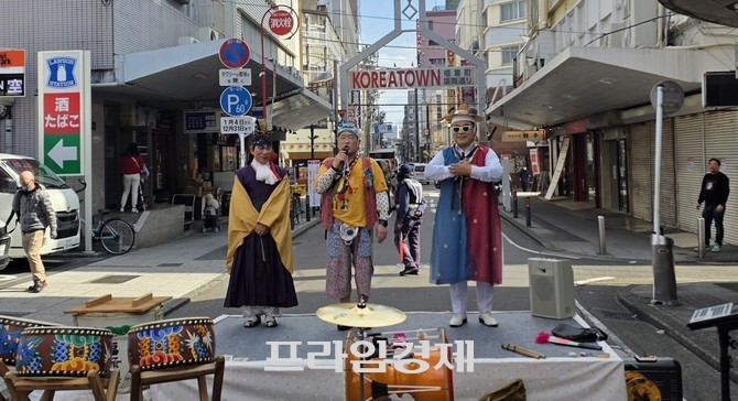 품바 양재기가 지난 2월22일 요코하마시 나카구 스에요시초 코리아타운 거리에서 열린 제2회 설 명절 행사를 개최하고 있다. ⓒ 프라임경제