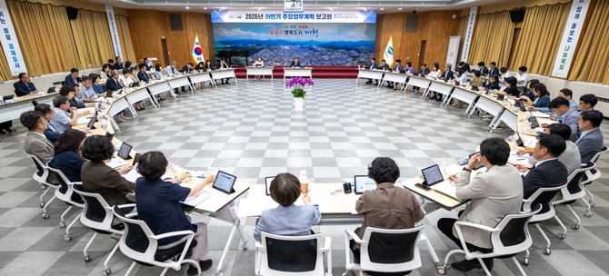 지난 15일 시청 청풍호실에서 2026년 하반기 주요업무계획 보고회를 개최하고 있다. ⓒ 제천시