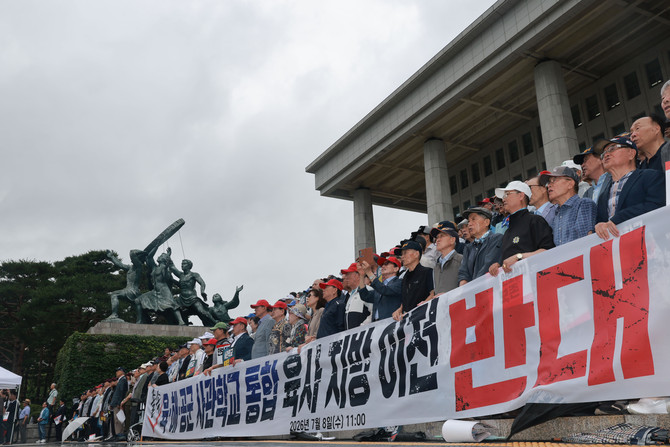 지난 8일 국회 본청 앞 계단에서 육·해·공군사관학교 총동창회, 육사 사관생도 학부모 모임 등 참석자들이 연 육·해·공군사관학교 통폐합 및 육군사관학교 지방 이전 반대 총궐기 대회에서 애국가를 부르고 있다. ⓒ 연합뉴스