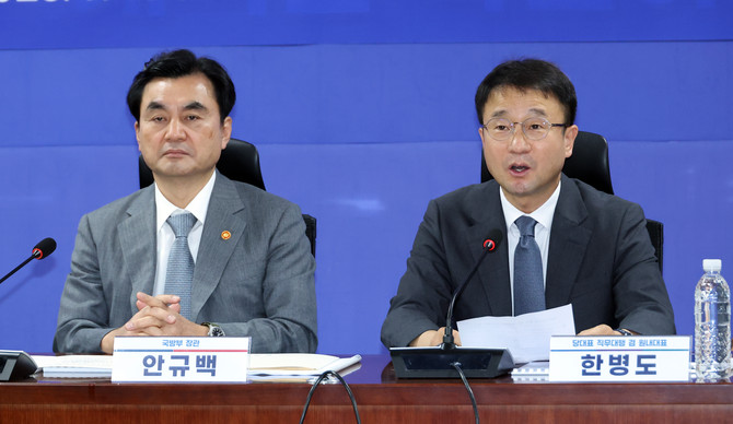 한병도 더불어민주당 대표 직무대행 겸 원내대표가 16일 국회 의원회관에서 열린 스마트강군 육성, 국군사관학교 창설방안 당정협의에서 발언하고 있다. 왼쪽은 안규백 국방부 장관. ⓒ 연합뉴스