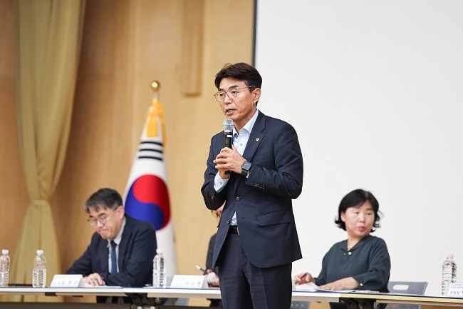 류기준 전남광주통합특별시의회 농수산위원회 위원장이 15일 한국농수산식품유통공사(aT) 본사 대강당에서 열린 ‘미래 먹거리 창출을 위한 농업대전환 대토론회’에 토론자로 참석해 전남·광주 행정통합의 성공 조건으로 농수산 분야를 중심에 둔 균형발전을 제시하고 있다. Ⓒ 전남광주통합특별시의회