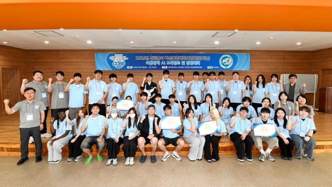 영진전문대 글로벌캠퍼스에서 지난 17일 열린 '2026년 첨단분야 혁신융합대학(인공지능) 여름방학 AI교육 2차 캠프' 수료식에서 참가 학생들이 캠프 관계자들과 기념촬영을 하고 있다. ⓒ 영진전문대학교