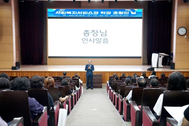 성인 학습자 대상 사회복지서비스과 설명회에서 인사말을 하고 있는 이재용 총장. ⓒ 영남이공대학교