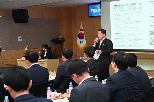 김병내 광주 남구청장이 지난 2025년 공약 이행평가 보고회에서 분기별 추진 실적 점검 결과를 공유하고 있다. Ⓒ 전남광주통합특별시 남구청