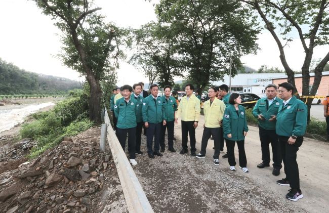 김희수 경북도의회 의장과 도의원들이 의성군 단촌면 구계리를 찾아 집중호우로 붕괴된 도로 구간을 둘러보고 피해 상황을 확인하고 있다. ⓒ 경북도의회