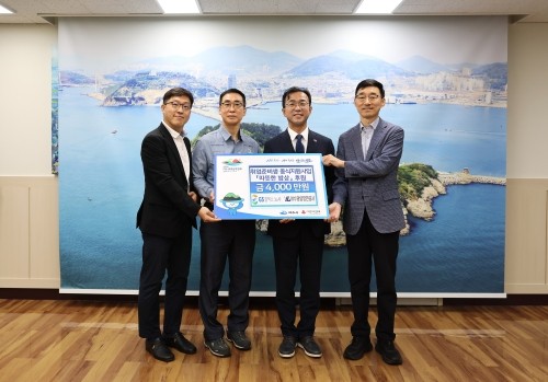 GS칼텍스와 GS칼텍스 노조는 20일 여수시장실에서 취업준비생 중식지원사업인 '따뜻한 밥상' 지원금 전달식을 개최했다. ⓒ GS칼텍스