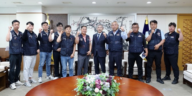 지난 20일 충남도의회 국제회견장에서 한국산업건설노동조합 세종충남본부간부들과 간담회를 개최 후 기념촬영을 하고 있다. ⓒ 의회사무국