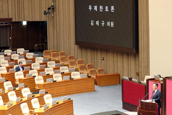 (왼쪽) 정성호 법무부 장관이 국회에서 열린 7월 임시국회 제1차 본회의에서 진행되는 필리버스터를 듣고 있다. ⓒ 연합뉴스