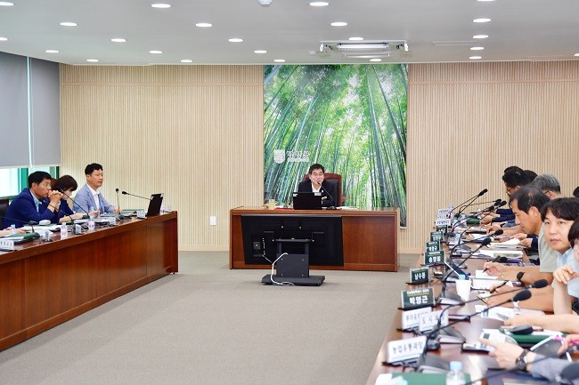 담양군은 20일 군청에서 ‘2027 남도정원 비엔날레 기본계획 수립 용역 중간보고회’를 열고 행사 추진 방향과 핵심 콘텐츠, 공간 구성 등을 점검했다. Ⓒ 담양군