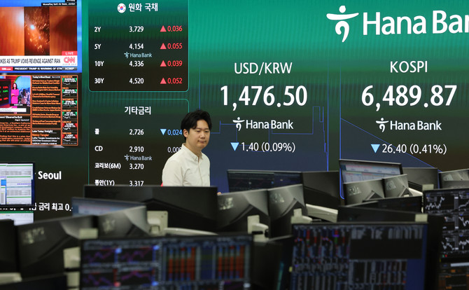 21일 서울 중구 하나은행 본점 딜링룸에서 직원들이 업무를 보고 있다. ⓒ 연합뉴스