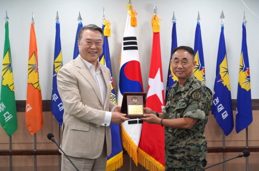 광주광역시체육회 전갑수 회장이 국군 전투 체력 과학화 지원과 민·군 체육 교류 활성화에 기여한 공로를 인정받아 육군 특전사 황금박쥐(1179부대)부대장으로부터 감사패를 받은후 기념촬영을 하고 있다. ⓒ광주광역시체육회
