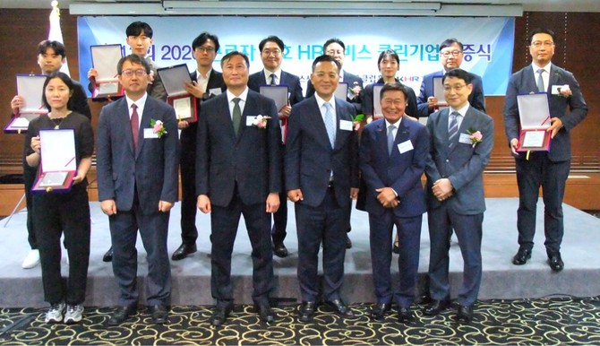 한국HR산업협회가 22일 서울 중구 한국프레스센터 서울클럽홀에서 '2026 근로자 보호 HR서비스 클린기업 인증' 수여식을 개최한 가운데 손영득 한국HR산업협회 회장(앞줄 오른쪽 세 번째)과 인증기업 관계자들이 기념촬영을 하고 있다. ⓒ 한국HR산업협회