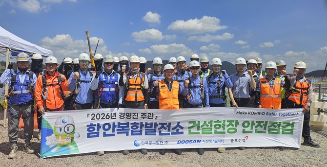 이영조 한국중부발전 사장(가운데)이 발전소 건설현장에서 안전점검이 끝난 뒤 현장 관계자와 함께 기념촬영을 하고 있다. ⓒ 중부발전