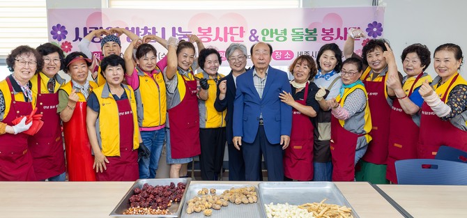 강미애 세종시교육감은 22일 대한노인회 세종시지회를 찾아 삼계탕 나눔 봉사활동을 개최 후 단체 기념촬영을 하고 있다. ⓒ 세종시교육청