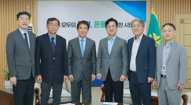23일 시청에서 허태정 대전시장과 배충식 KAIST 총장이 면담을 갖고 반도체 산업 육성과 인공지능 분야 협력 방안을 논의 후 기념촬영을 하고 있다. ⓒ 대전시