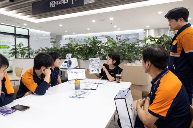 수면건강 상담부스에 참여한 포항제철소 직원들이 의료진으로부터 상담을 받고 있다. ⓒ 포스코