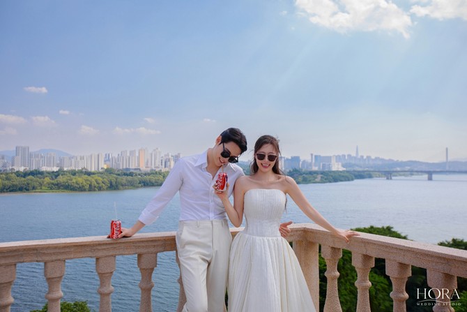 호라썬 스튜디오에서 촬영한 웨딩 화보. 한강과 도심을 배경으로 예비부부가 자연스러운 분위기를 연출하고 있다. ⓒ 호라썬 스튜디오