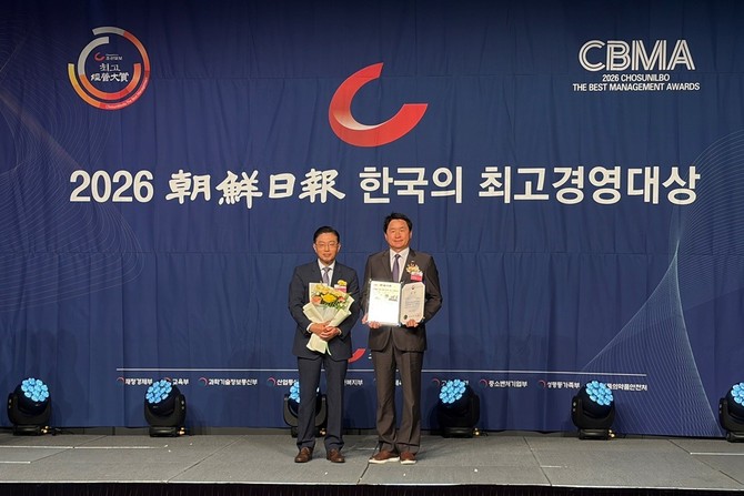 박춘홍 제니엘 대표(오른쪽)가 지난 23일 서울 더플라자호텔에서 열린 '2026 한국의 최고경영대상'에서 일자리창출 부문 고용노동부 장관상을 수상한 뒤 기념촬영을 하고 있다. ⓒ 제니엘