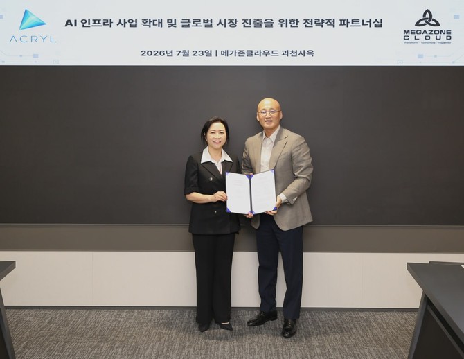 신현경 아크릴 부대표(왼쪽)와 염동훈 메가존클라우드 대표가 업무협약을 체결하고 기념 촬영을 하고 있다. ⓒ 아크릴