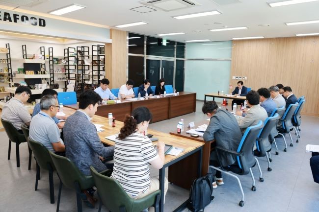 완도 ‘전복산업 관련 예산 사업 협의회’ 회의가 지난 23일 해양수산부와 전남광주통합특별시, 완도군, (사)한국전복생산자협회가 참여한 가운데 완도군 수산물 수출물류센터에서 열렸다. Ⓒ 완도군