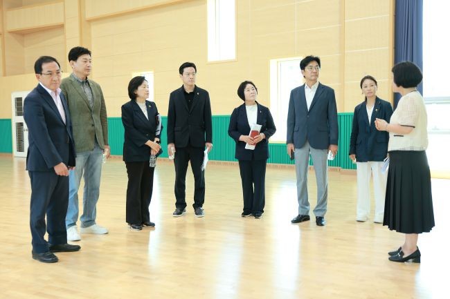 대구시의회 문화복지위원회가 동구 소재 '와글와글아이세상'을 방문해 운영 실태 전반을 점검하고 있다. ⓒ 대구시의회