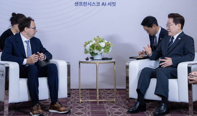 이 대통령은 다리오 아모데이 앤트로픽 CEO를 만나 "한국이 앞으로 AI 분야에 투자를 대대적으로 확대할 생각"이라며 "앤트로픽의 각별한 관심과 투자, 기여르를 기대한다"고 했다. ⓒ 연합뉴스