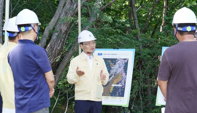 박은식 산림청장(가운데)이 24일 충북 영동군 추풍령면 신안리 일원을 찾아 산사태 재난에 대비한 임도시설의 안전관리 실태를 점검하고 있다. ⓒ 산림청