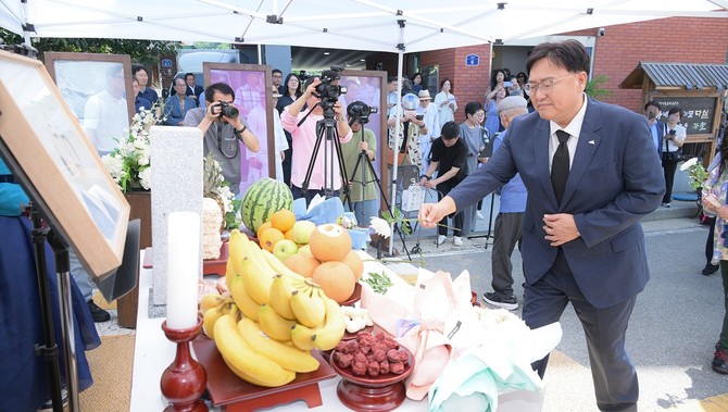 조상호 시장이 지난 24일 가네코후미코 다실 일원에서 가네코 후미코 서거 100주기 추모 위령제를 참석해 헌화하고 있다. ⓒ 세종시