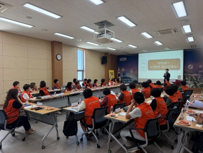 지난 24일 포항시 납세자보호관은 효곡동 통장협의회 월례회에서 통장들을 대상으로 설명회를 진행했다. ⓒ 포항시