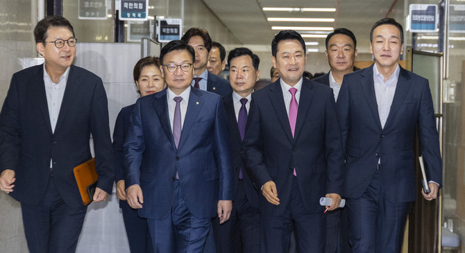 국민의힘 지도부가 27일 국회에서 열린 최고위원회에 입장하고 있다. © 연합뉴스