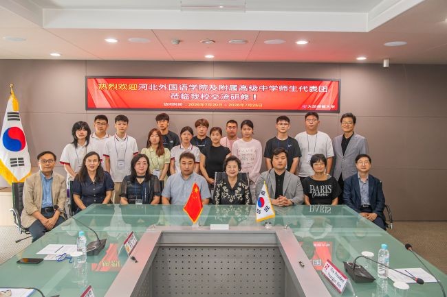 지난 21일 대구보건대학교 본관 9층 소회의실에서 열린 중국 하북외국어대학 및 부속고등학교 교직원·학생 연수단 환영식에서 남성희 대구보건대학교 총장을 비롯한 대학 관계자들과 연수단이 기념촬영을 하고 있다. ⓒ 대구보건대학교
