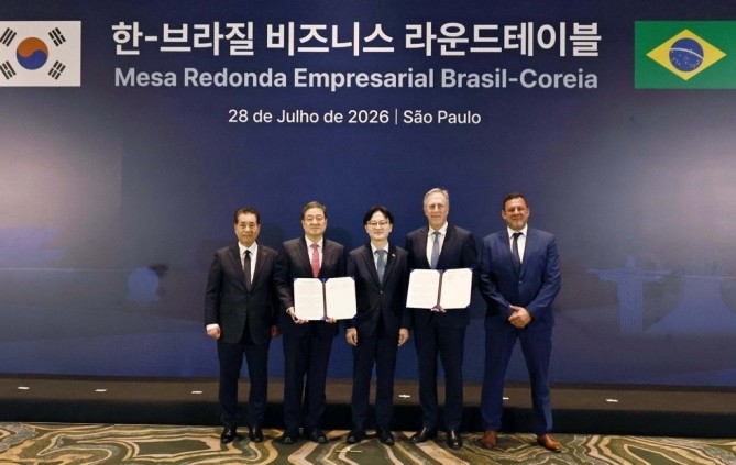 (왼쪽부터)장인화 포스코그룹 회장, 이계인 포스코인터내셔널 사장, 김정관 산업통상부 장관, 스튜어트 게일 메테오릭 리소시스 CEO, 마르셀로 지 카르발류 메테오릭 리소시스 브라질 대표. ⓒ 산업통상부