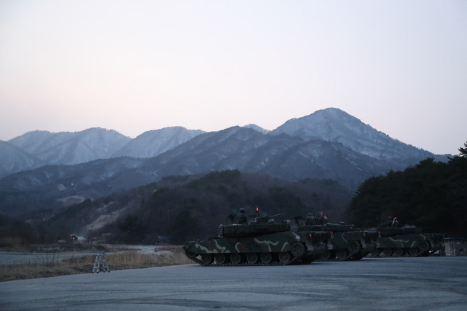 지난 3월 강원 고성군 토성면 학야리 사격장에서 육군 제22보병사단 전차대대가 야간 전차포 사격 훈련을 하고 있다. ⓒ 연합뉴스