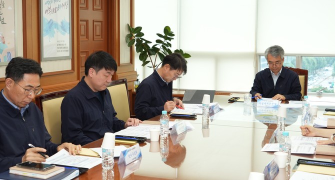 김기성 대표이사 주재로 상황 점검회의를 열고 고수온 피해 예방과 지원 대책을 집중 논의하고 있다. ⓒ 수협중앙회