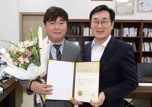 이장섭 청주시장(오른쪽)이 31일 민선9기 첫 특별보좌관으로 위촉된 이춘기 특별보좌관과 기념촬영을 하고 있다. ⓒ 청주시