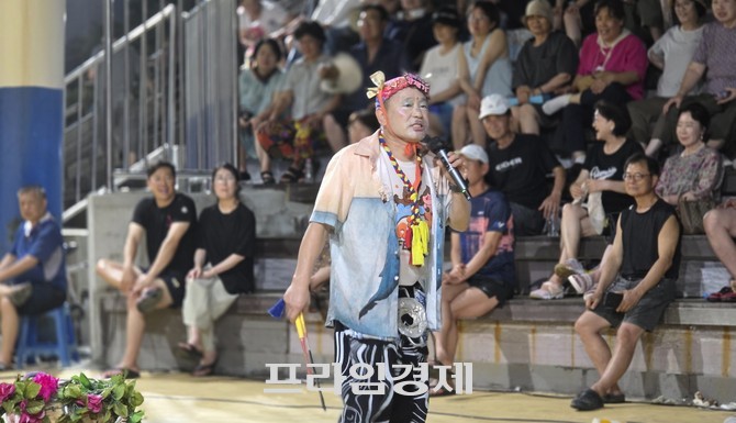 지난 1일 밤 대천해수욕장 노을광장 열린무대공연장에서 양재기가 재치 있는 풍자로 관광객 들에게 웃음을 선사하고 있다 . =오영태 기자