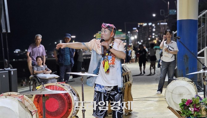 지난 1일 밤 대천해수욕장 노을광장 열린무대공연장에서 양재기가 재치 있는 풍자로 관광객 들에게 웃음을 선사하고 있다 . =오영태 기자