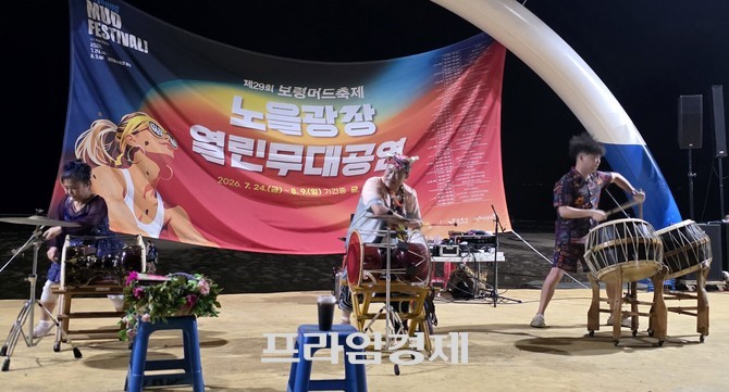 지난 1일 밤 대천해수욕장 노을광장 열린무대공연장에서 양재기와 품바 공연단이 흥겨운 각설이 공연을 선보이고 있다. =오영태 기자