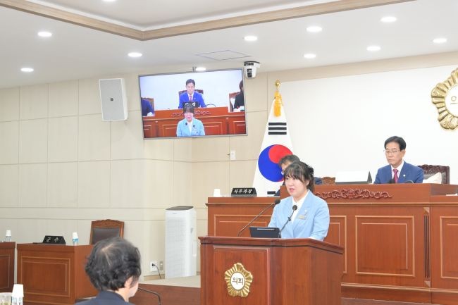 김미애 영덕군의원이 제325회 임시회 5분 자유발언에서 인구 감소 대응을 위한 정책 전환의 필요성을 강조하며, 출산 지원 중심에서 벗어나 아이와 가족이 지역에 안정적으로 머물 수 있는 정주 환경 조성을 촉구하고 있다. ⓒ 영덕군의회