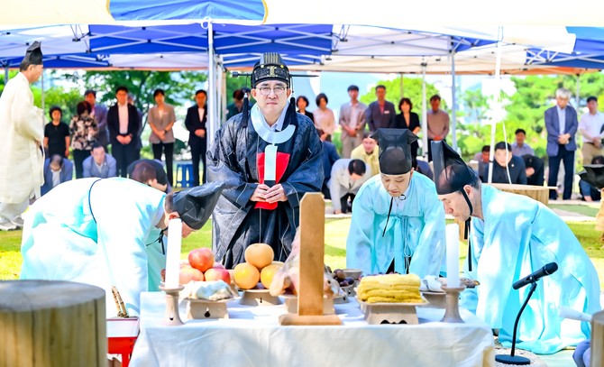 차석호 함안군수가 기우제를 봉행하고 있다. ⓒ 함안군