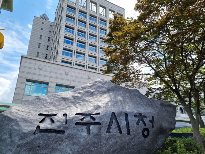 진주시 정촌면 소곡마을, 두량저수지 수상 태양광 설치. = 강경우 기자
