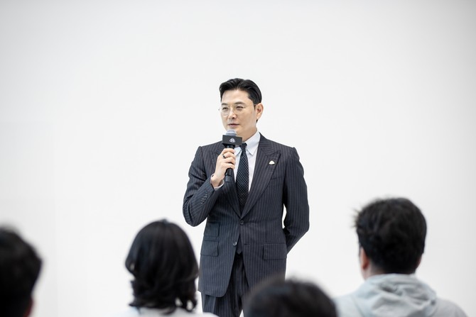 지난 1년간 센터 운영 성과와 고객 여정을 발표하는 박홍규 마이바흐 브랜드센터 서울 센터장. ⓒ HS효성더클래스