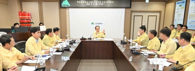 추경호 대구시장이 구청장·군수 긴급 대책회의를 주재하며 지역별 폭염 대응 상황을 점검하고, 인명피해 예방을 위한 현장 중심의 대응 방안을 논의하고 있다. ⓒ 대구시