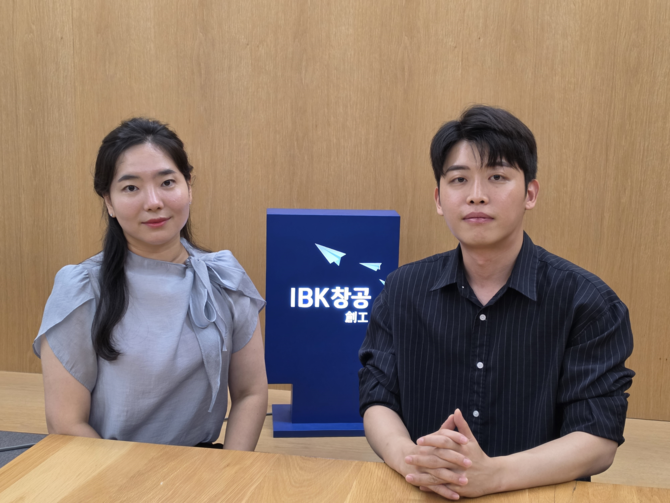 (좌측부터) 윤재희 IBK창공 구로 공장장·김용준 마포 공장장이 인터뷰에 앞서 기념촬영을 하고 있다. = 김상준 기자