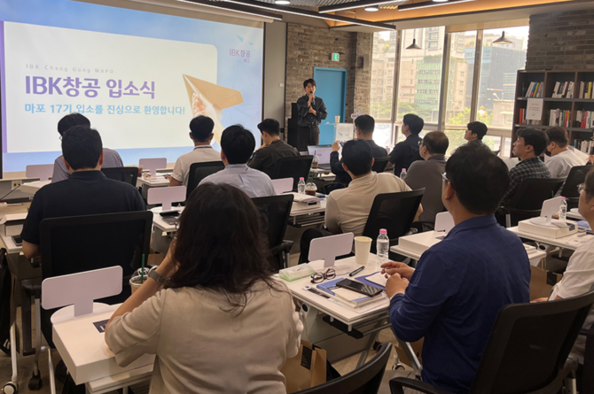 김용준 IBK창공 마포 공장장이 마포 17기 입소식에서 선발기업을 대상으로 프로그램 운영 방향을 설명하고 있다. ⓒ IBK창공