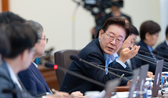 남미 순방을 마치고 돌아온 이 대통령은 지난 3일 청와대에서 '최근 부동산 및 주식시장 점검회의'를 주재했다. ⓒ 청와대